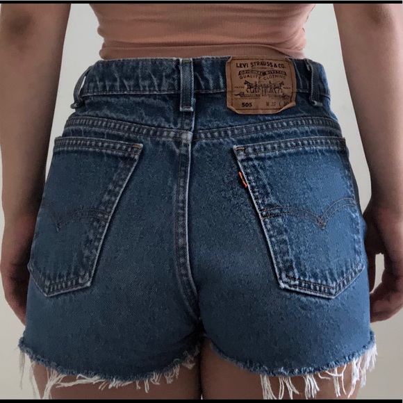 Levi's Pants - Distressed Levi Shorts 🧵